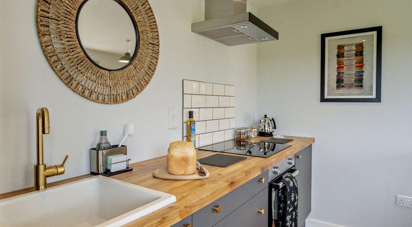 Photo of 1 Bed in Roud