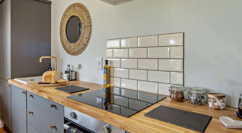 Photo of 1 Bed in Roud