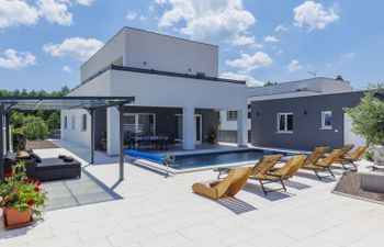 Drago Holiday Home