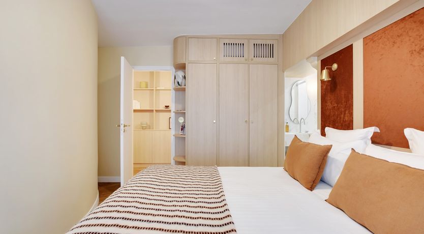 Photo of The Louvre's Muse