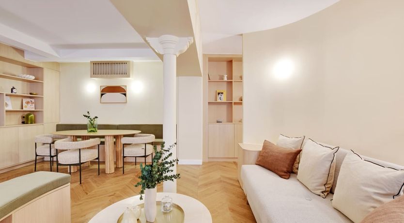 Photo of The Louvre's Muse