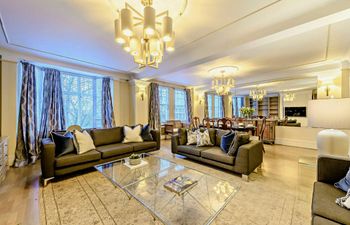 Deco Delight Holiday Home