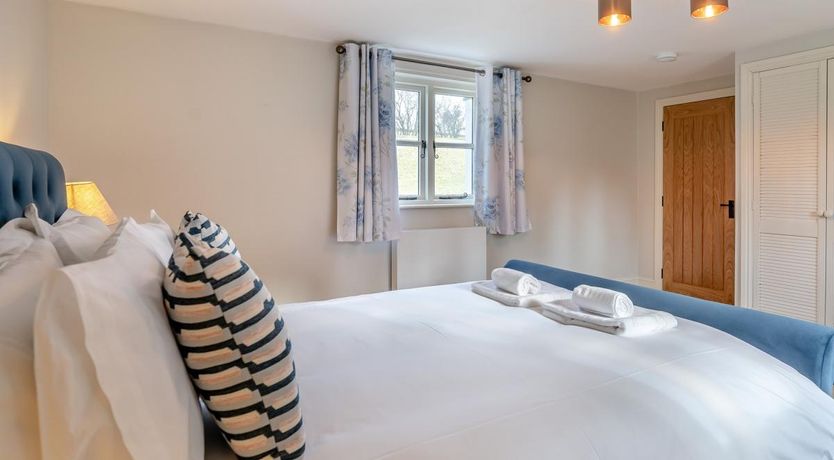 Photo of 2 Bed in Abercamlais