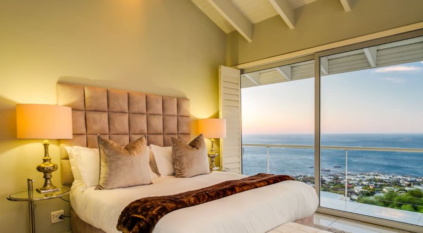 Photo of Between the Looking Glass