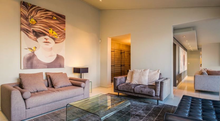 Photo of Between the Looking Glass