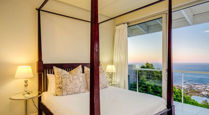 Photo of Between the Looking Glass