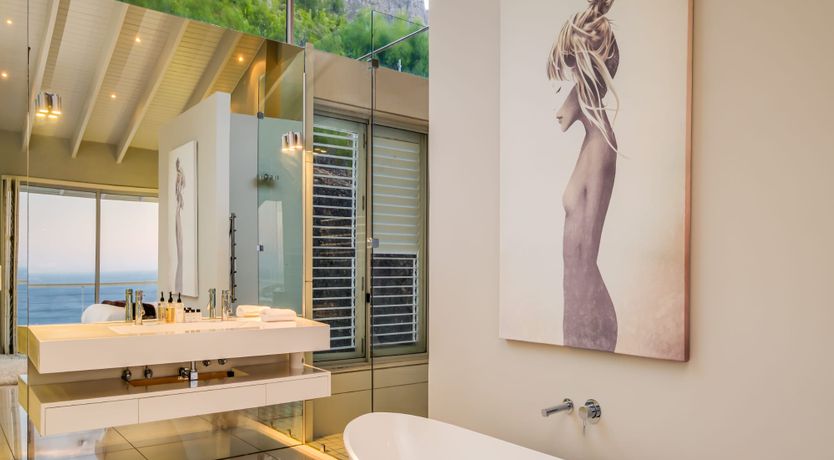 Photo of Between the Looking Glass