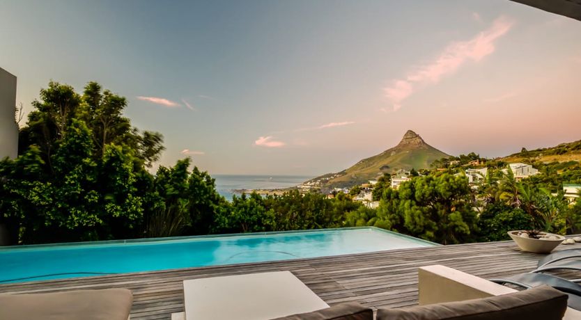 Photo of Between the Looking Glass