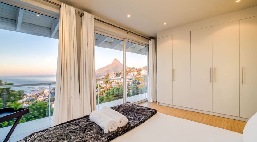 Photo of Between the Looking Glass