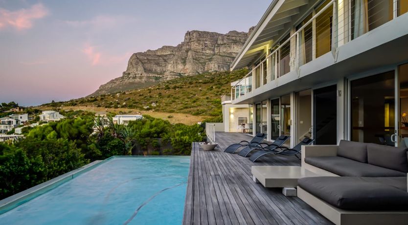 Photo of Between the Looking Glass