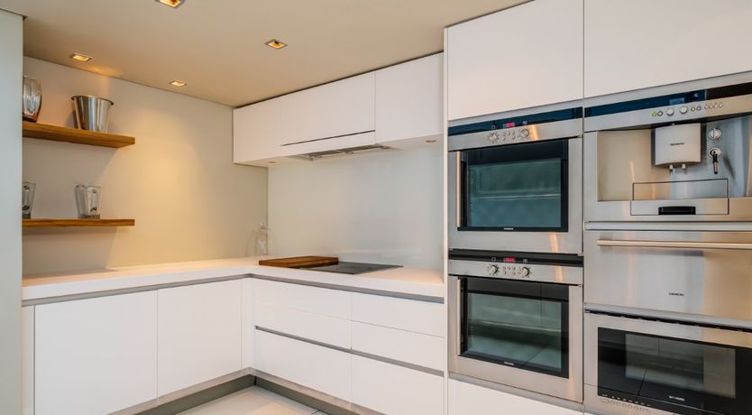 Photo of Between the Looking Glass