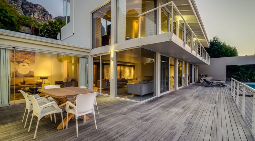 Photo of Between the Looking Glass