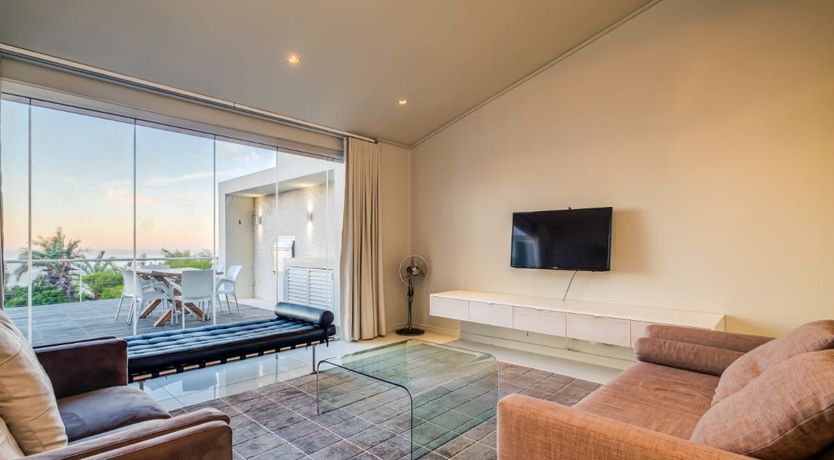 Photo of Between the Looking Glass