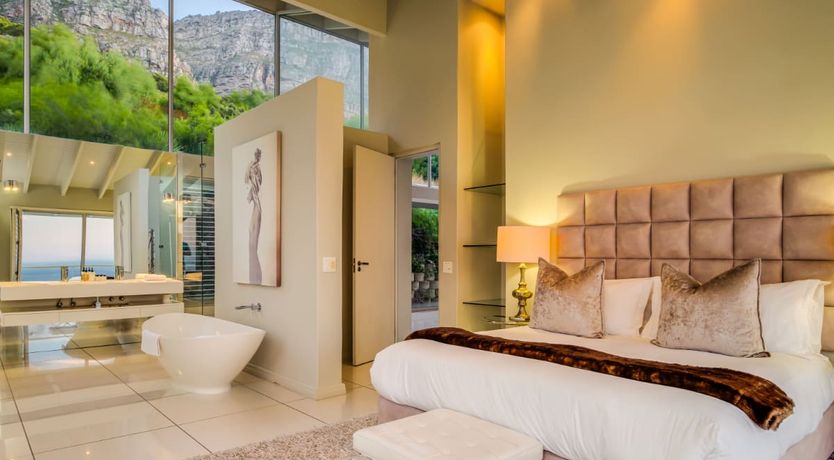 Photo of Between the Looking Glass