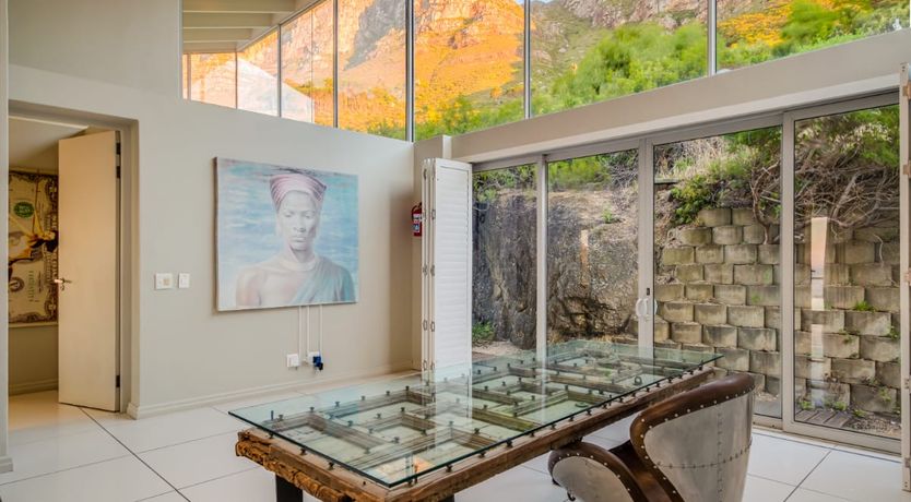 Photo of Between the Looking Glass