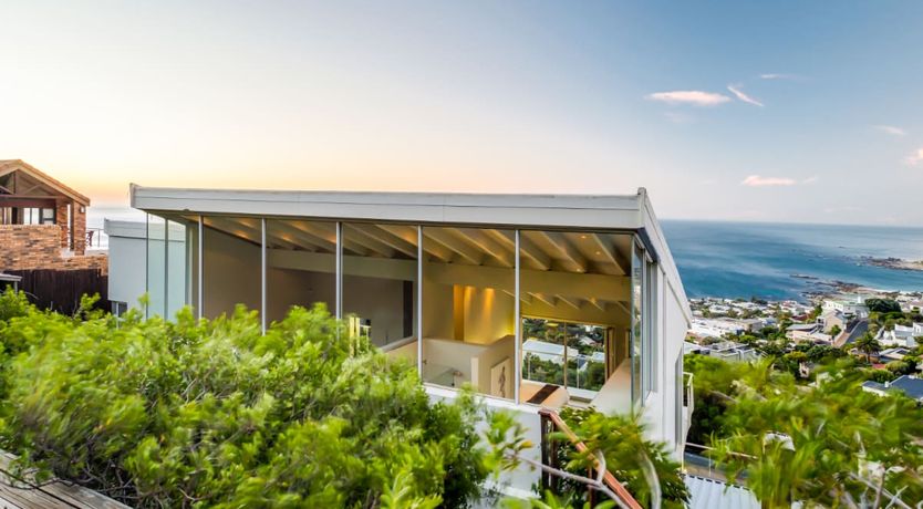 Photo of Between the Looking Glass