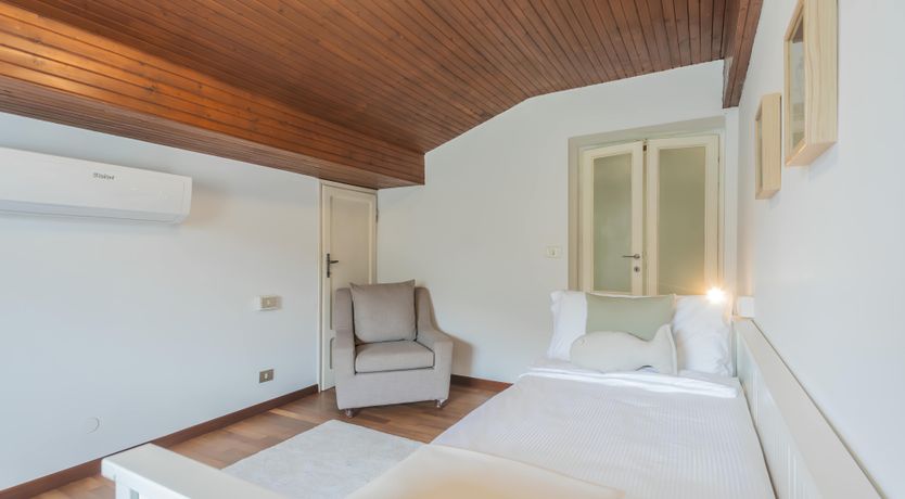 Photo of Lake Paradise