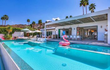 Flamboyance Central Holiday Home