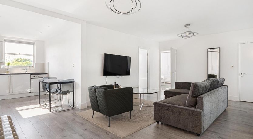 Photo of Contemporary Cromwell