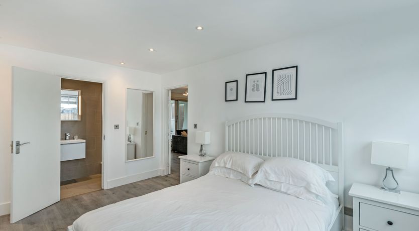 Photo of Contemporary Cromwell