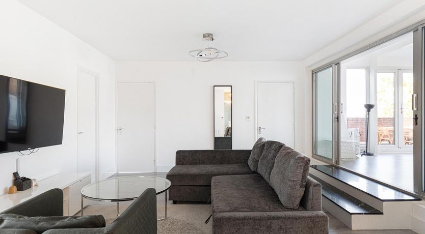 Photo of Contemporary Cromwell