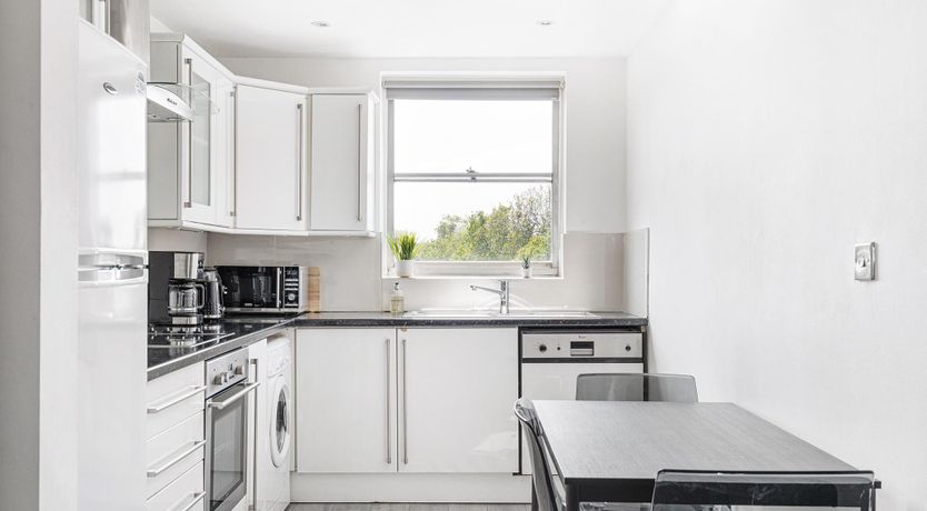 Photo of Contemporary Cromwell