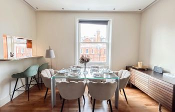 Knightsbridge Red Brick Holiday Home