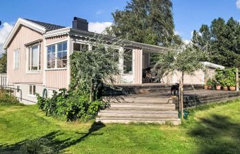 Rosa Huset Holiday Home