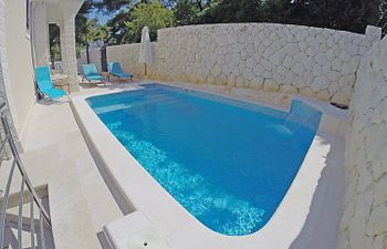 Villa Mustra Holiday Home