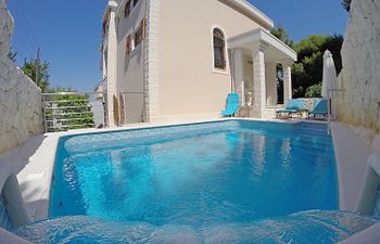 Villa Mustra Holiday Home