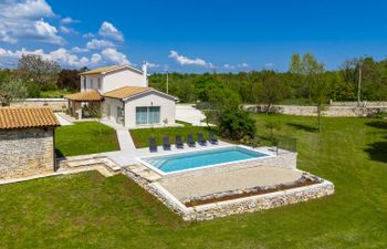 Jolanda Holiday Home