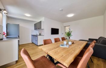 Modern Mountain Terrace Retreat & Pets Holiday Home