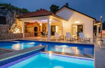 Lozo Holiday Home