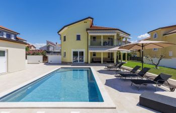 Villa Lucia Holiday Home