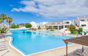 Parque Don Jose Poolside Retreat Holiday Home