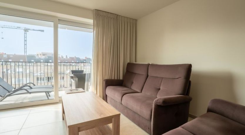 Photo of Richard I with city view