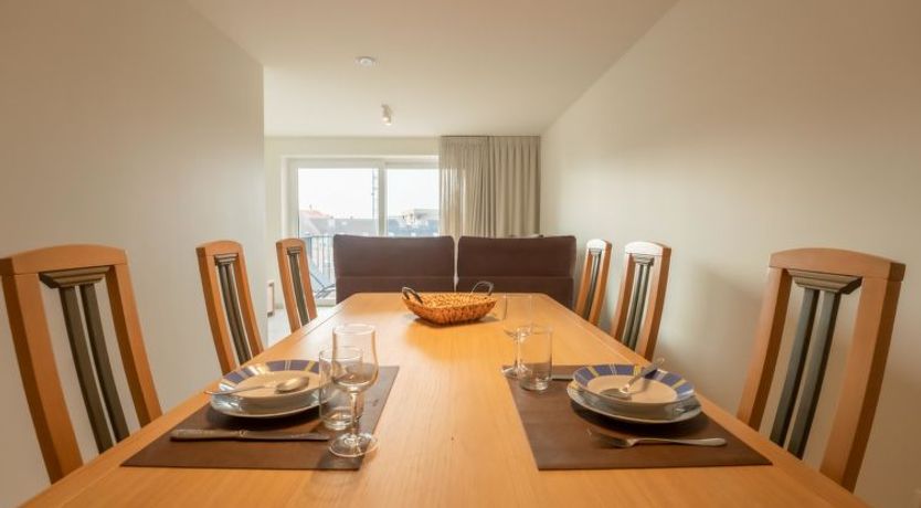 Photo of Richard I with city view