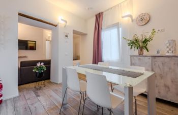 Peak Nest Holiday Home