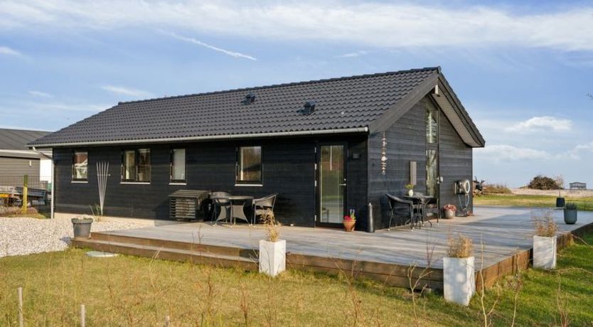 Photo of "Viveke" - 10m from the sea