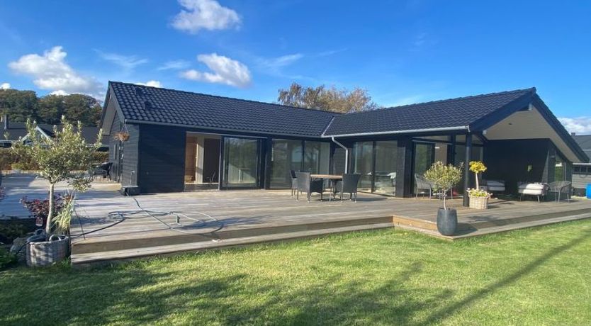 Photo of "Viveke" - 10m from the sea