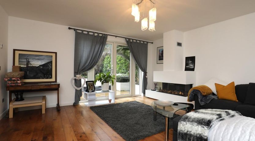 Photo of 4 Bed in Penylan