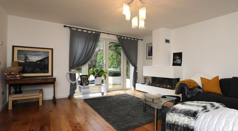 Photo of 4 Bed in Cardiff