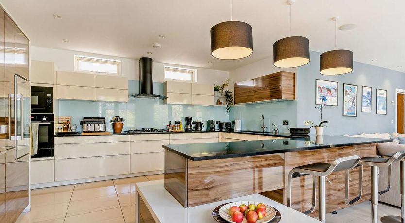 Photo of 4 Bed in Cardiff