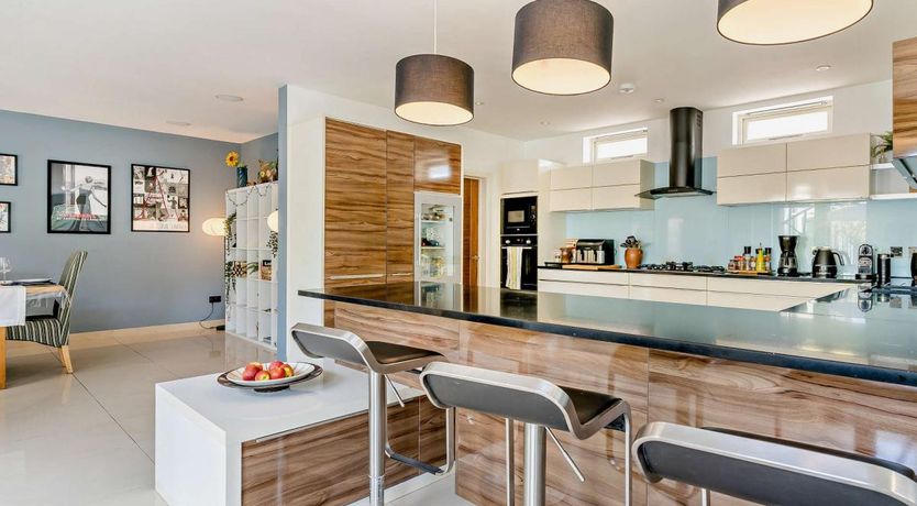 Photo of 4 Bed in Cardiff