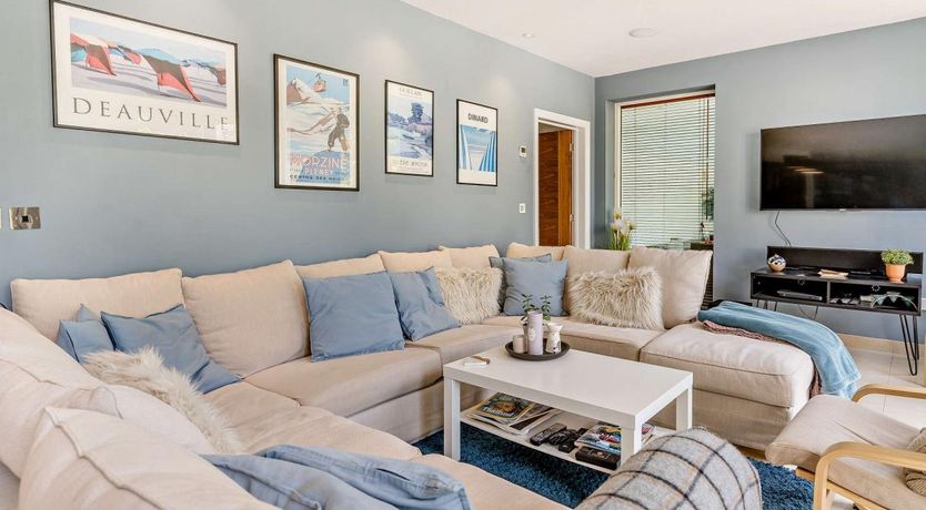 Photo of 4 Bed in Cardiff