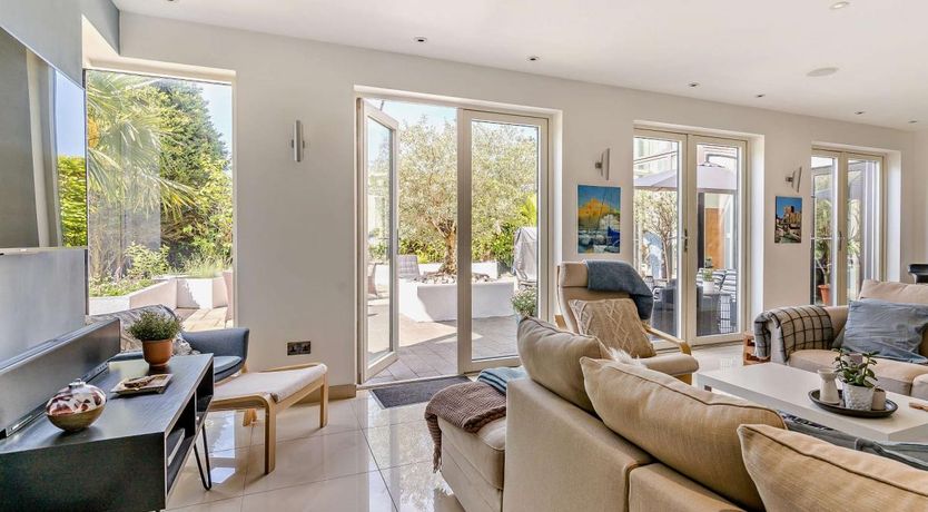 Photo of 4 Bed in Cardiff