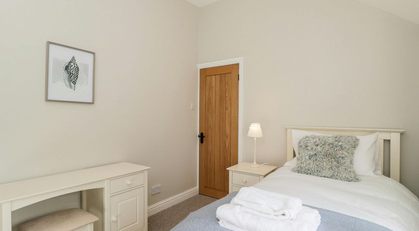 Photo of Bowleaze Breeze