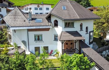 Data.Castle - Ski in Ski out Holiday Home