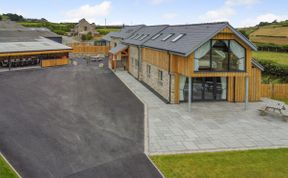Photo of 6 Bed in Llannefydd