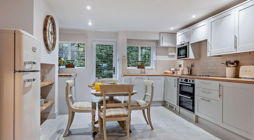 Photo of 2 Bed in Broadway